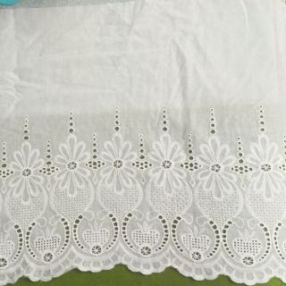 Vải Kate trắng thêu chân dài 1m47× khổ 34cm(30k)