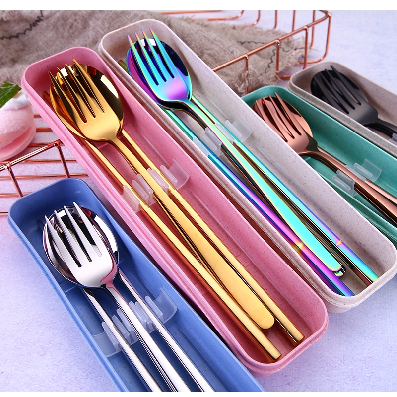 Bộ 5 sản phẩm gồm muỗng đũa nĩa và phụ kiện cố định đựng trong hộp tiện dụng