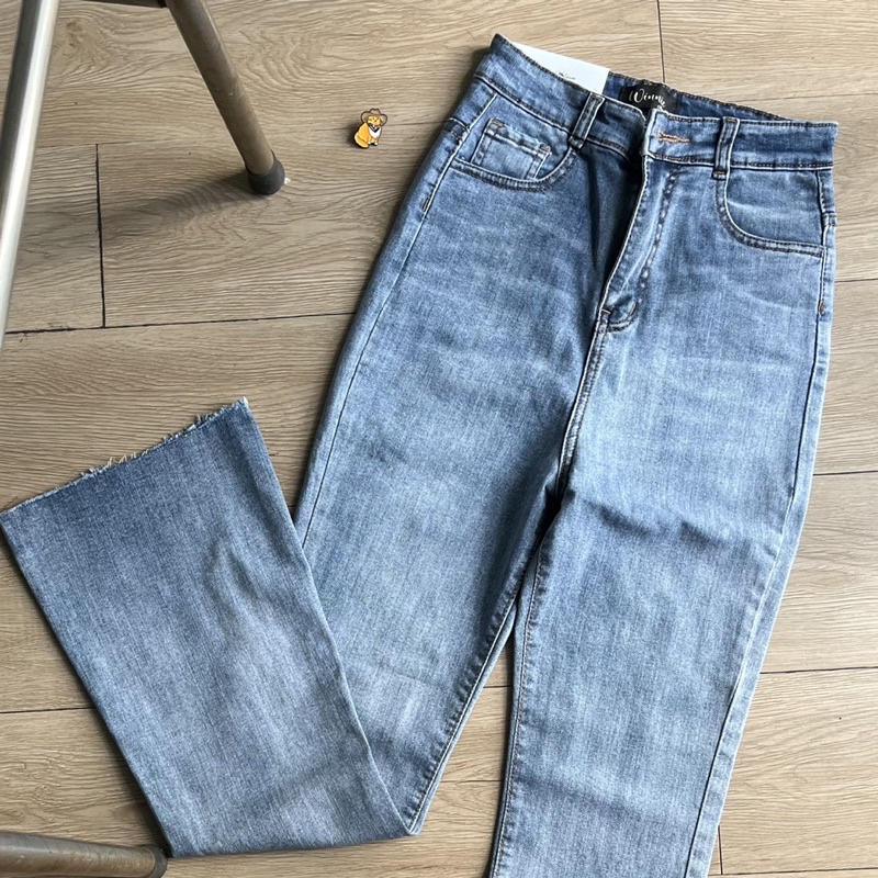 Quần jean dài co giãn tốt, kiểu dáng ống bas lai tưa, màu sắc cơ bản! | BigBuy360 - bigbuy360.vn