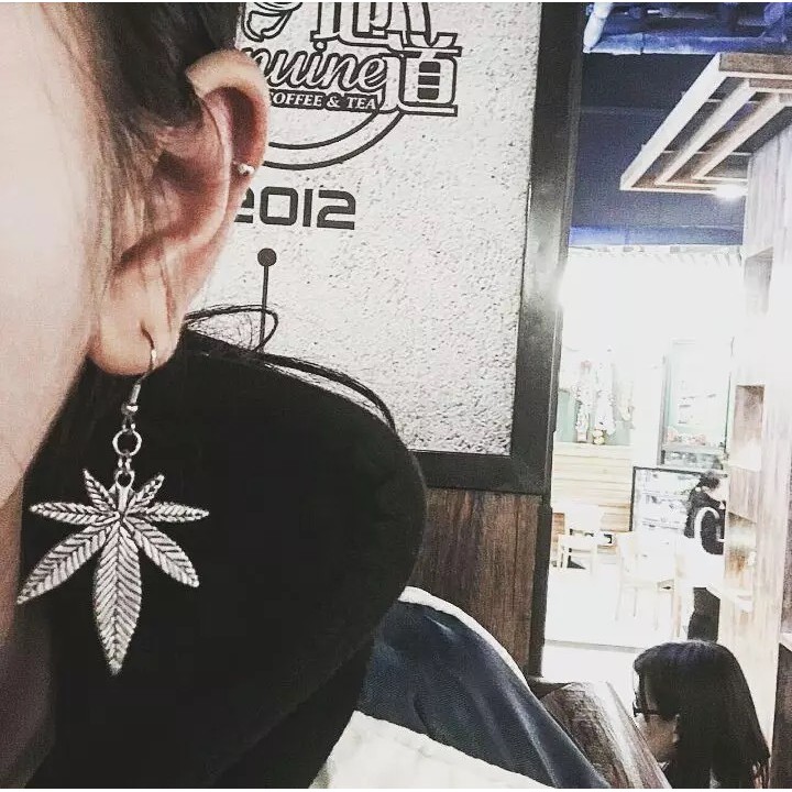 Bông tai hình chiếc lá phong cách âu mỹ