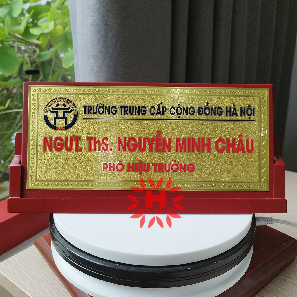 Biển chức danh để bàn, bảng tên để bàn gỗ đồng tam giác