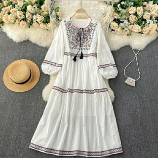 Váy thổ cẩm trắng thêu hoa phong cách boho dáng dài