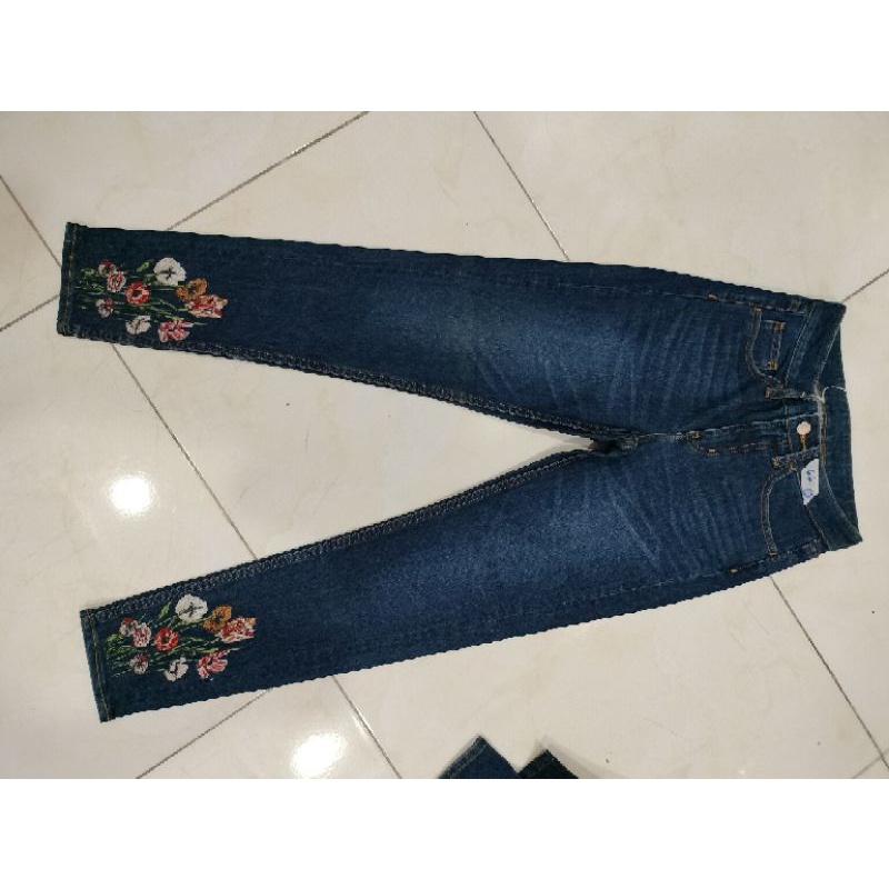 Quần jean thêu William VNXK