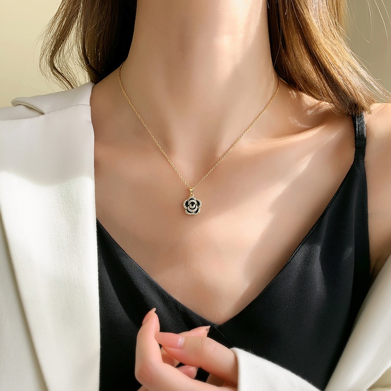 Dây Chuyền Thép Titan Mặt Hình Hoa Hồng Không Gây Dị Ứng Thời Trang Phổ Biến