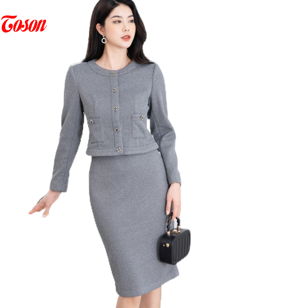 Bộ đồ len ghi lót nỉ lông: Áo cổ tròn cài cúc + Chân váy ôm (SXTN) Toson B8371G62