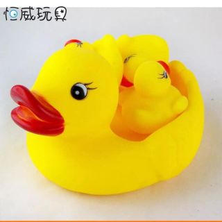 Đàn vịt thả chậu tắm cho bé
