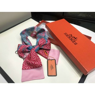 Khăn lụa thắt nơ xinh đẹp xuất sắc