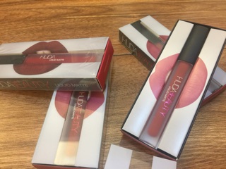 Son kem lì Huda Cosmetic