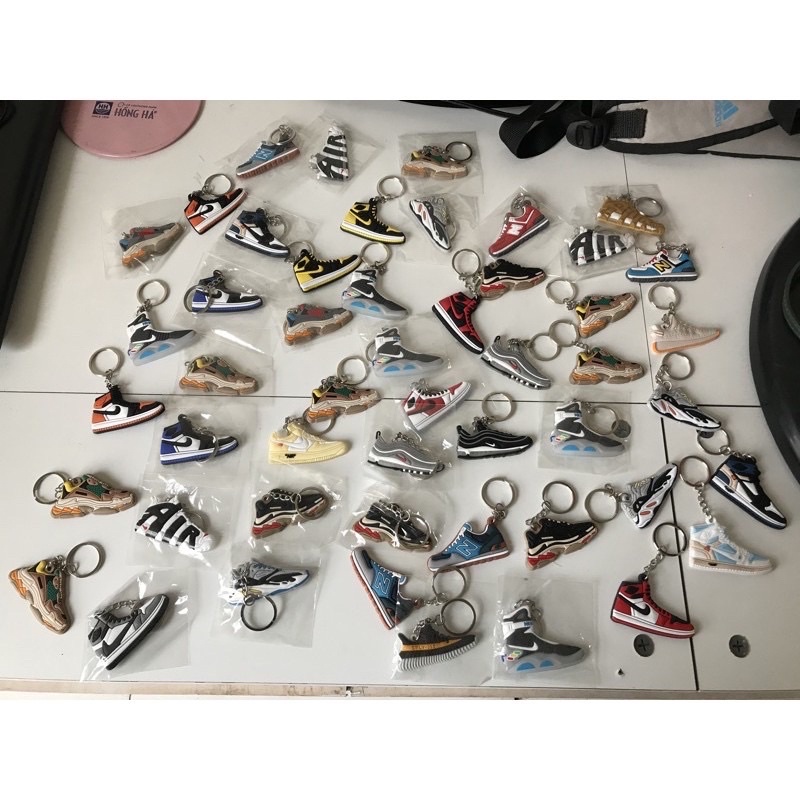 100 móc khoá sneaker siêu xinh