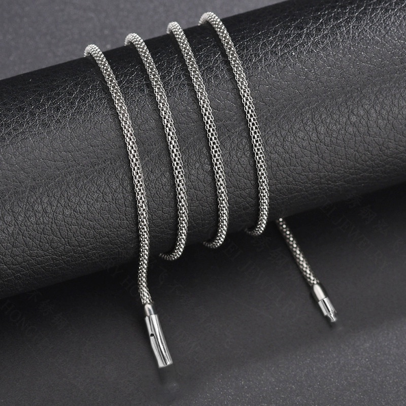 Dây chuyền titan kiểu lưới tròn khóa vip màu trắng sáng, đẹp, không đen không gỉ, đem lại vẻ đẹp sang trọng, lịch lãm