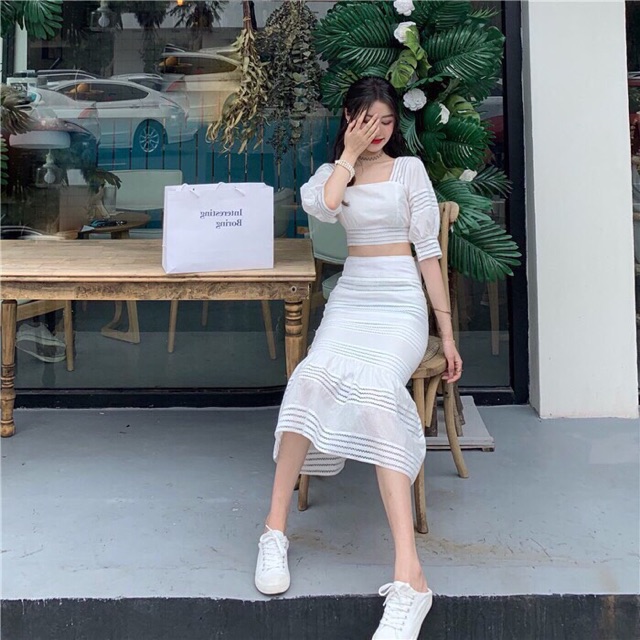Set crop trắng kèm chân váy cực xinh