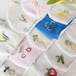 Khẩu trang linen thêu tay họa tiết nhỏ xinh