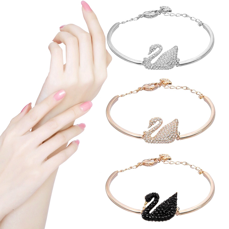 Vòng tay mạ bạc có mặt hình thiên nga đính đá zircon sang trọng