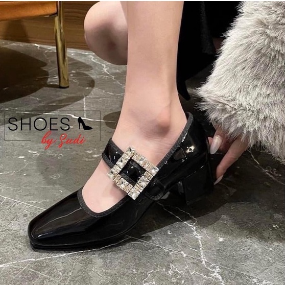 Giày cáo gót búp bê cao 5 phân trắng den dễ phối màu, mũi tròn bóng có quai khóa đính đá sang chảnh SUDI - SD013BCF
