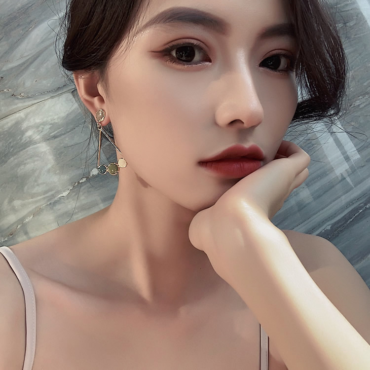 Khuyên tai tạo hình độc đáo thời trang dành cho nữ