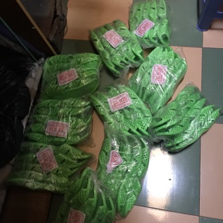 Dép tổ ong xanh lá và đỏ