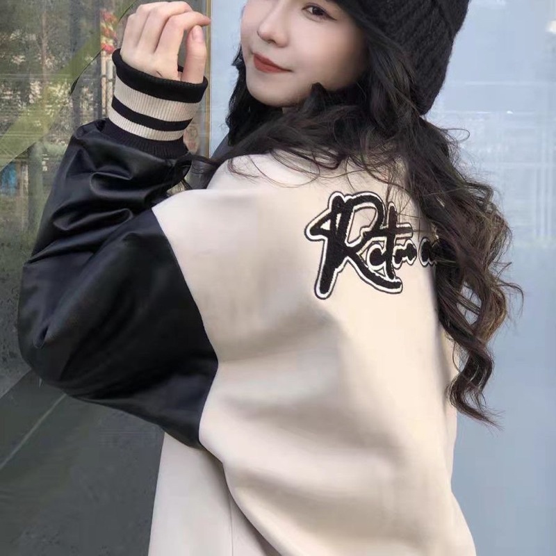 Áo Khoác Bóng Chày Màu Be Chữ Thêu Phối Tay Da Đen Phong Cách Retro Mùa Thu Đông Cho Nam Nữ