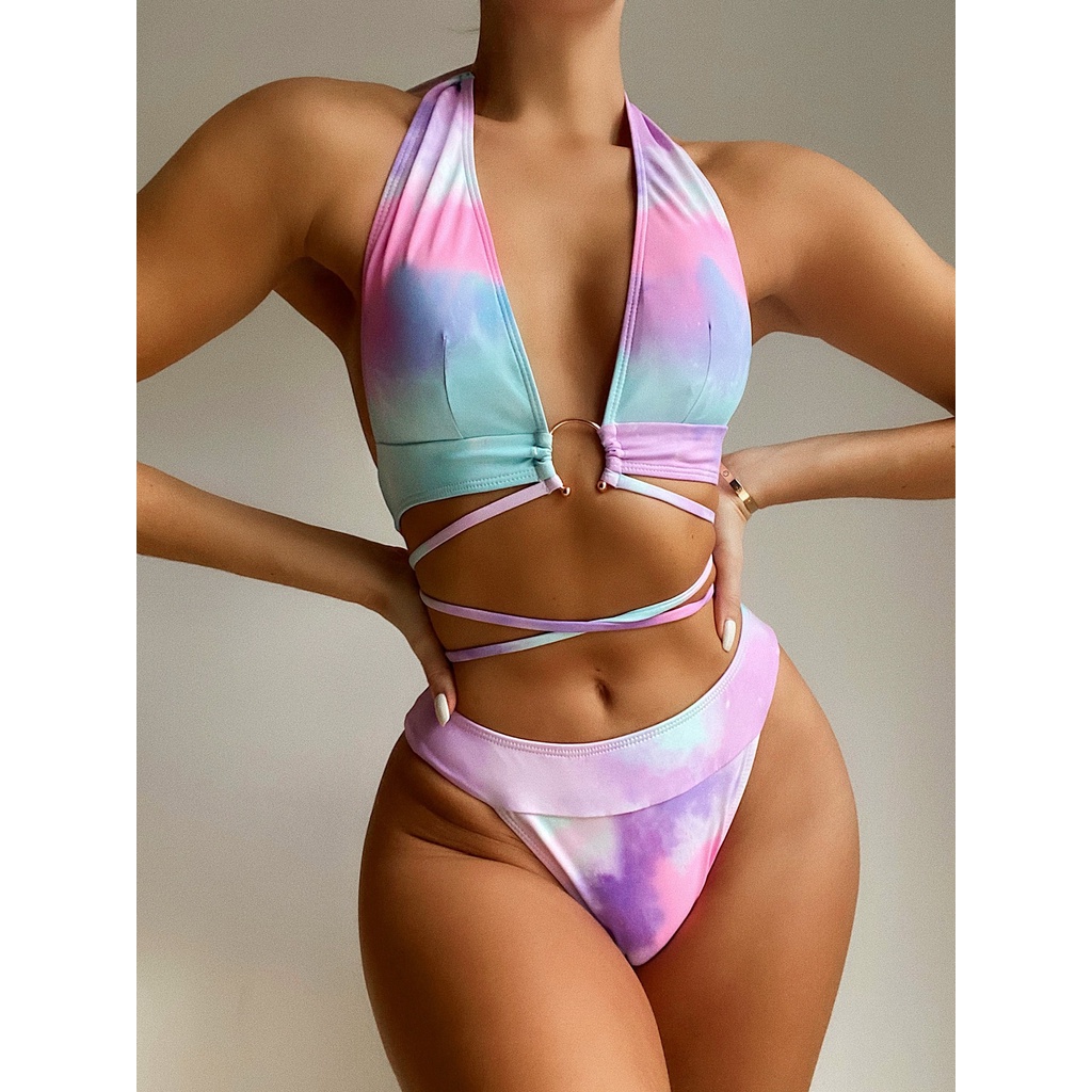 Bộ đồ bơi bikini hai mảnh dạng hở dây thắt sau cổ dây bắt chéo nhuộm màu loang hồng hở lỗ lớn phối vòng kim loại cho nữ