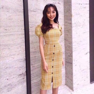 Váy cổ vuông thắt eo