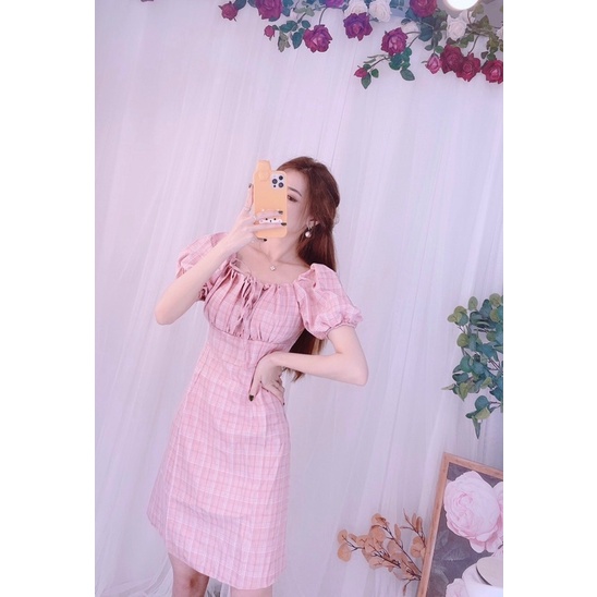 Đầm caro  cổ vuông nhúng ngực tay phồng.