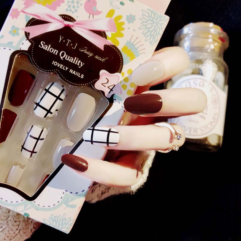 [Hàng mới về] Bộ 24 Móng Tay Giả Đầu Tròn Nhỏ Màu Đỏ Họa Tiết Lưới Hỗn Hợp Thời Trang Cuốn Hút