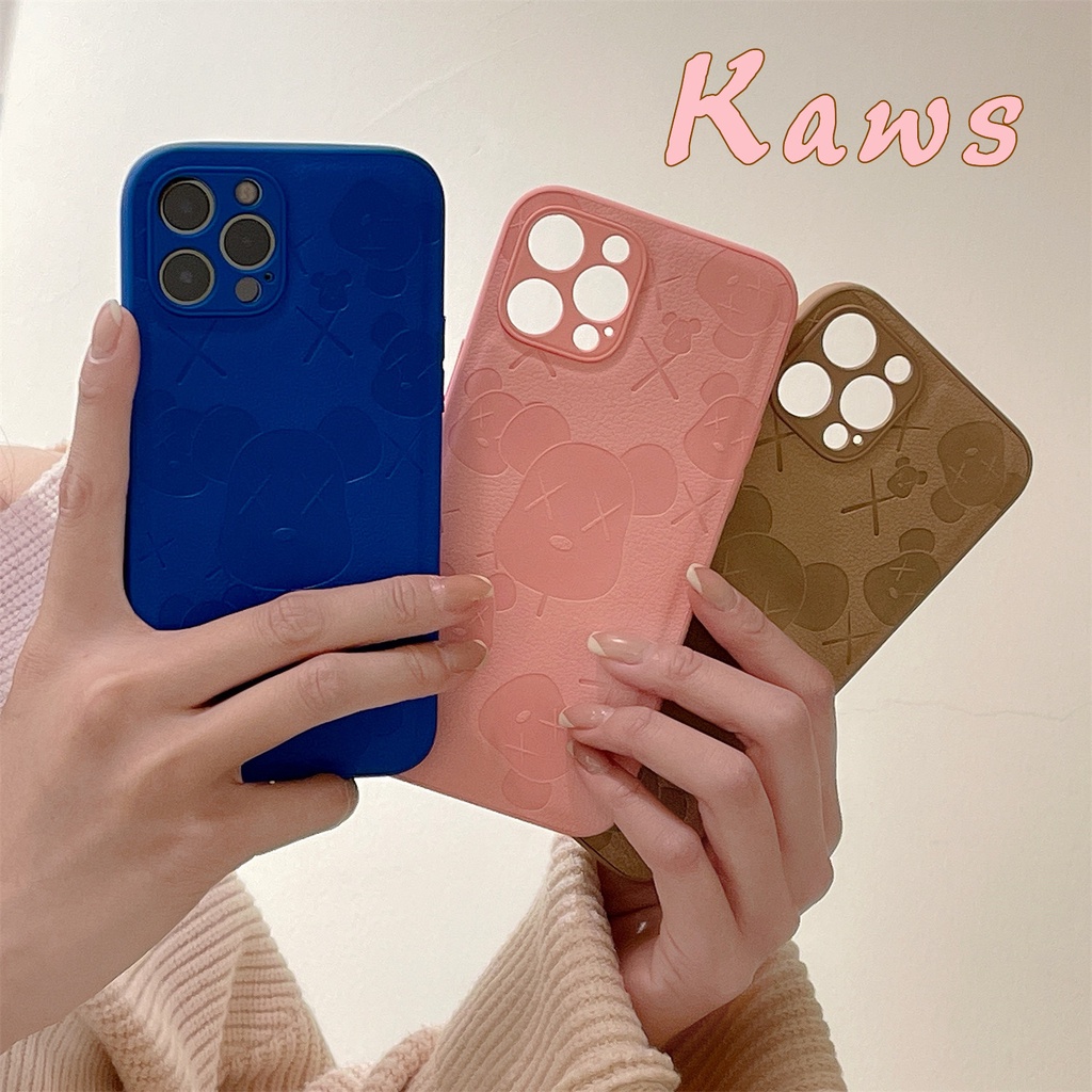 Ốp điện thoại da họa tiết gấu Kaws dập nổi bảo vệ cho iPhone 13 / 12 Pro Max X Xr Xs Max 11 7 8 Plus Se2020