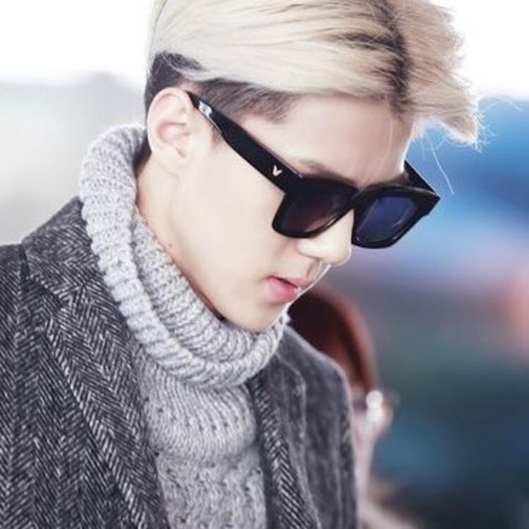 Kính V đen gọng lớn siêu ngầu