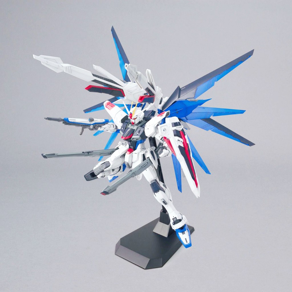 Mô hình lắp ráp Gundam Bandai MG Freedom Gundam Ver 2.0