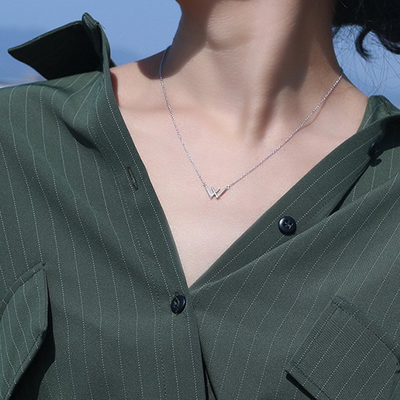 Vòng cổ nữ chữ W siêu sang VC27