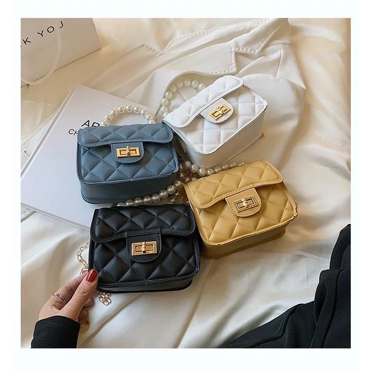 Túi đeo chéo nhỏ phối ngọc trai phong cách xuân hè 2022 sành điệu