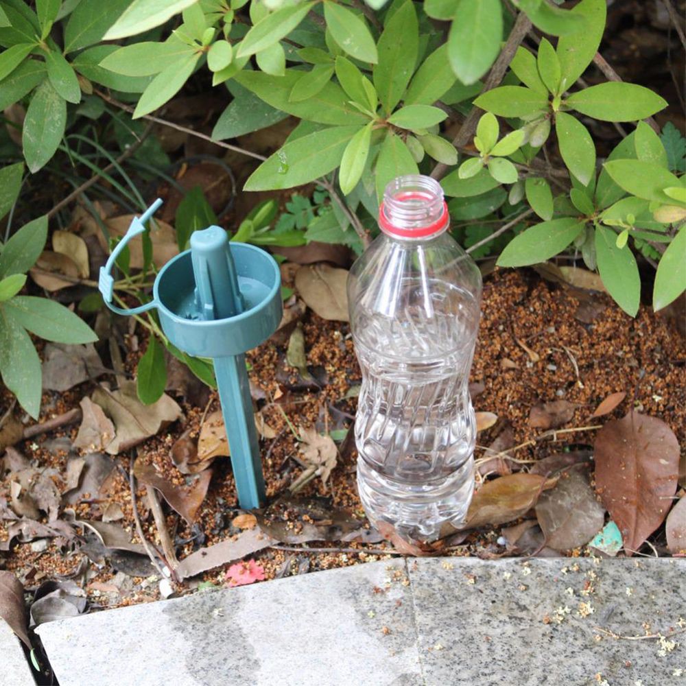 Dụng cụ tưới cây tự động giúp nước chảy chậm tiện lợi