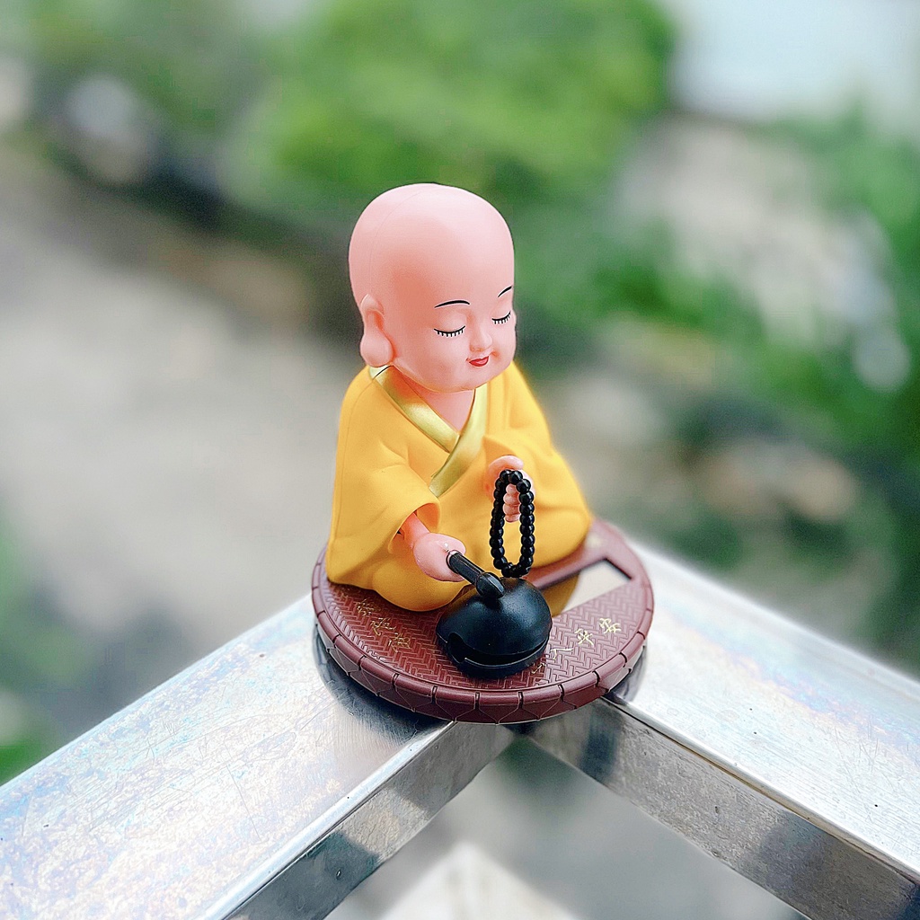 Chú tiểu gõ mõ đế tròn phong thủy hoạt động bằng năng lượng mặt trời