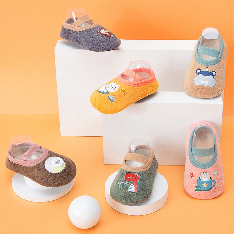 Giày thể thao AKKU họa tiết hoạt hình dễ thương chống trượt dành cho bé