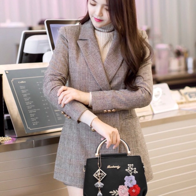 Túi xách size 23*17cm thêu hoa. Chất da PU mềm mại, nhỏ xinh nhưng đựng được rất nhiều đồ. Đi dự tiệc, đi làm luôn đẹp