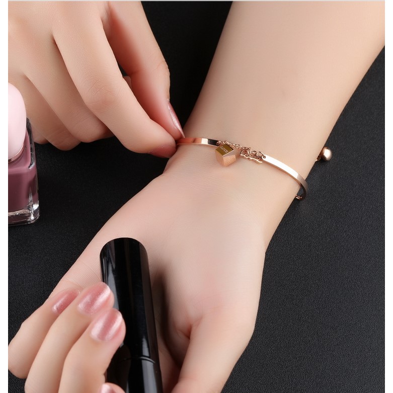 Lắc tay titan nữ khối lập phương love không gỉ