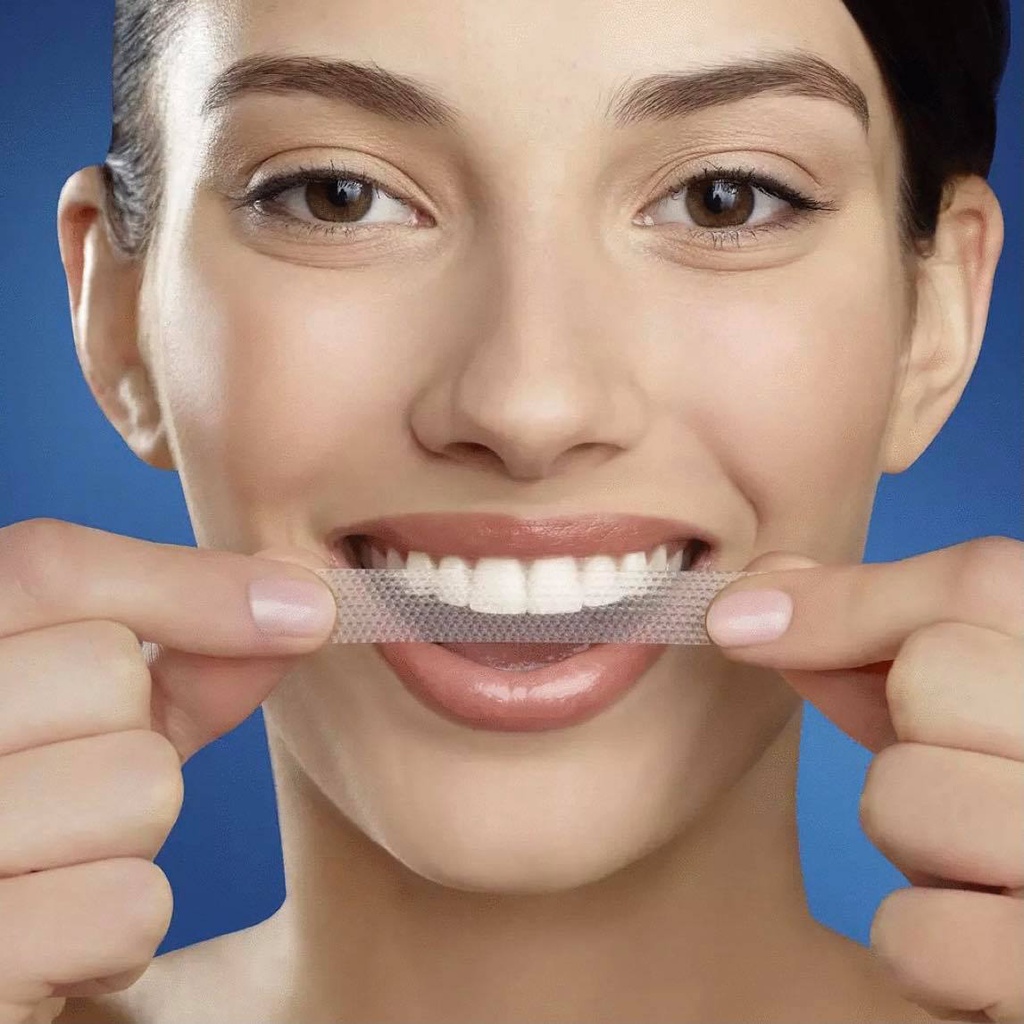 Set 4 miếng Dán Trắng Răng Oral-B 3D White Whitening Strips