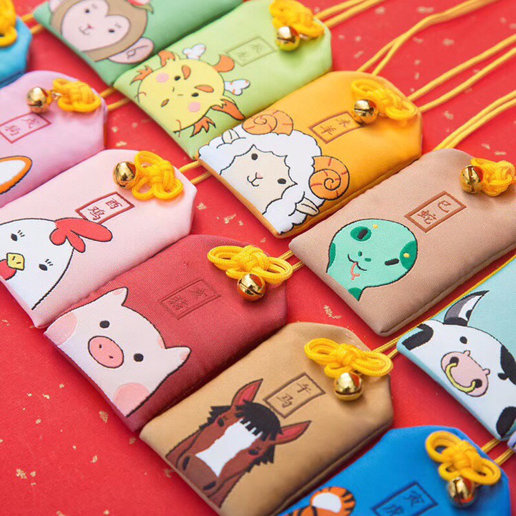 Túi Phước May Mắn Omamori 12 Con Giáp Bọc Vỏ Silicon tặng Đá Ngũ Sắc