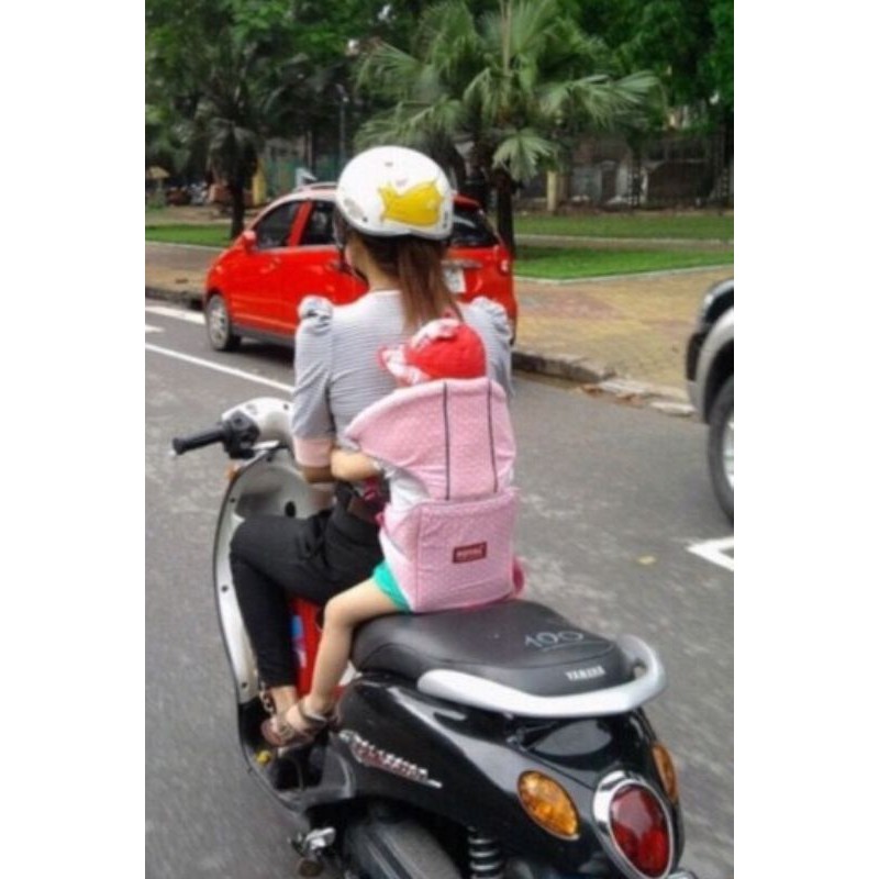 Đai địu ngồi sau xe máy đỡ cổ cho bé.dành cho bé từ trên 24 tháng tuổi.đỡ cổ đảm bảo an toàn cho bé khi ngồi sau xe máy.