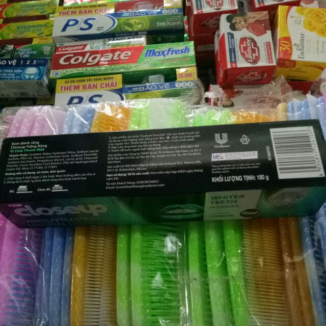 Kem đánh răng Closeup trắng răng dừa than hoạt tính 180g