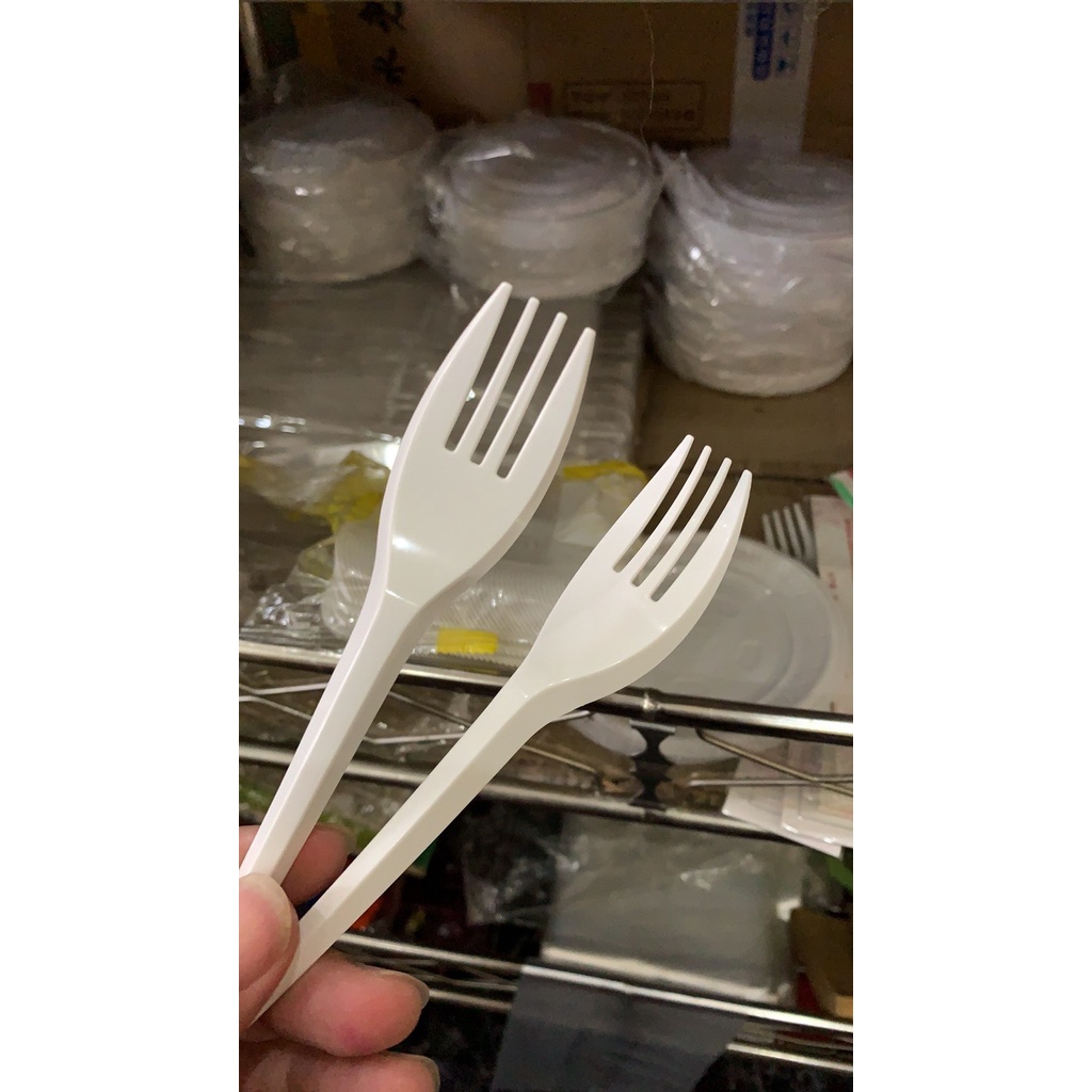 Combo 50 chiếc, 100 chiếc dĩa nhựa trắng dùng 1 lần giá rẻ, an toàn sử dụng