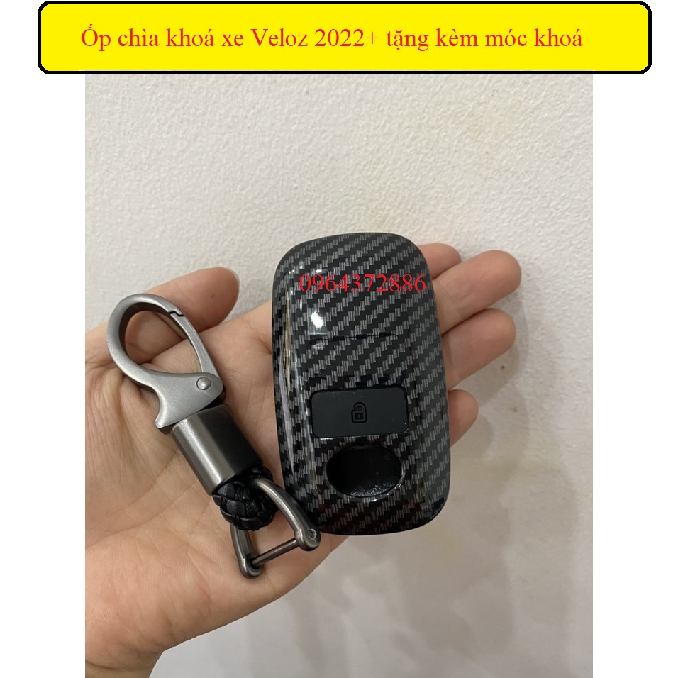 Ốp chìa khóa, bọc khóa Carbon xe Toyota Veloz 2022+ kèm móc treo sang trọng