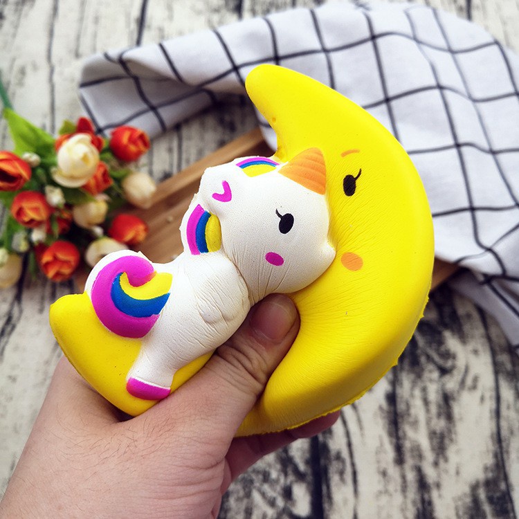 đồ chơi SquiShy NGỰA ÔM TRĂNG