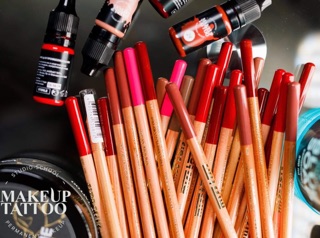CHÌ MAKEUP MÀU TRẮNG VÀ ĐỎ VẼ MÔI