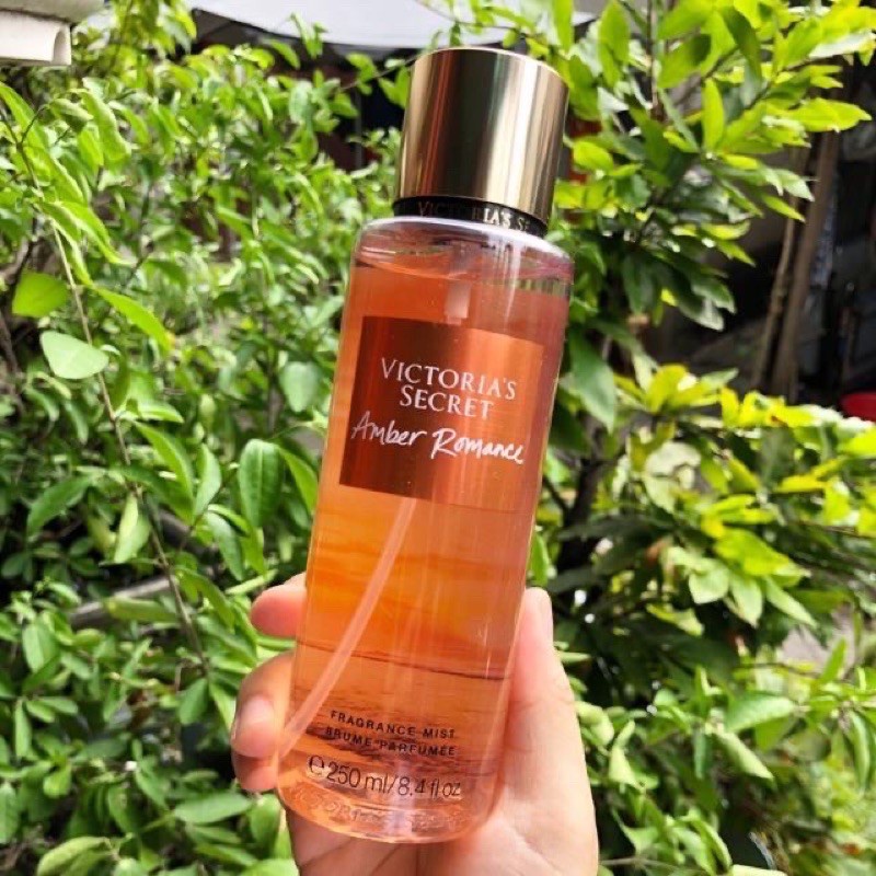 Xịt thơm toàn thân Body Mist Victoria's Secret mùi Amber Romance chính hãng Mỹ 250ml