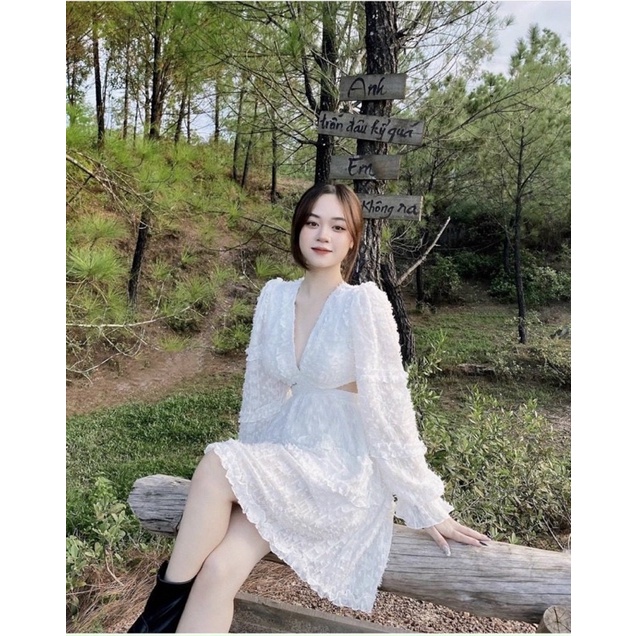 Đầm lông vũ khoét eo hở lưng màu trắng