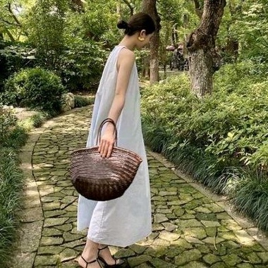 Đầm suông dáng rộng, cổ tròn xếp li cách điệu, cài nút sau cổ