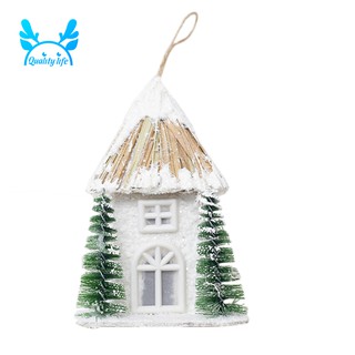 Ngôi nhà tuyết bằng gỗ với ánh sáng vàng cho dịp giáng sinh