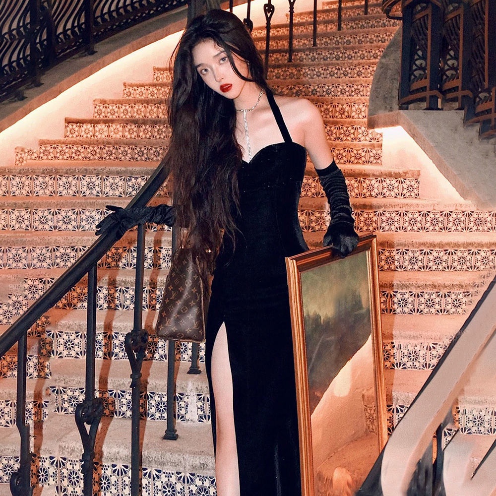 Đầm Nhung Đen Cổ Yếm Thiết Kế Xẻ Tà Quyến Rũ