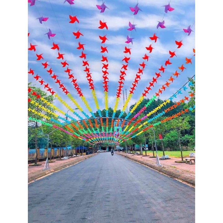 100 chong chóng nhựa 7 màu 20cm treo dây trang trí trường học, mầm non, khu du lịch, nhà chùa