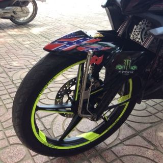 Cột cờ trang trí gắn trước xe